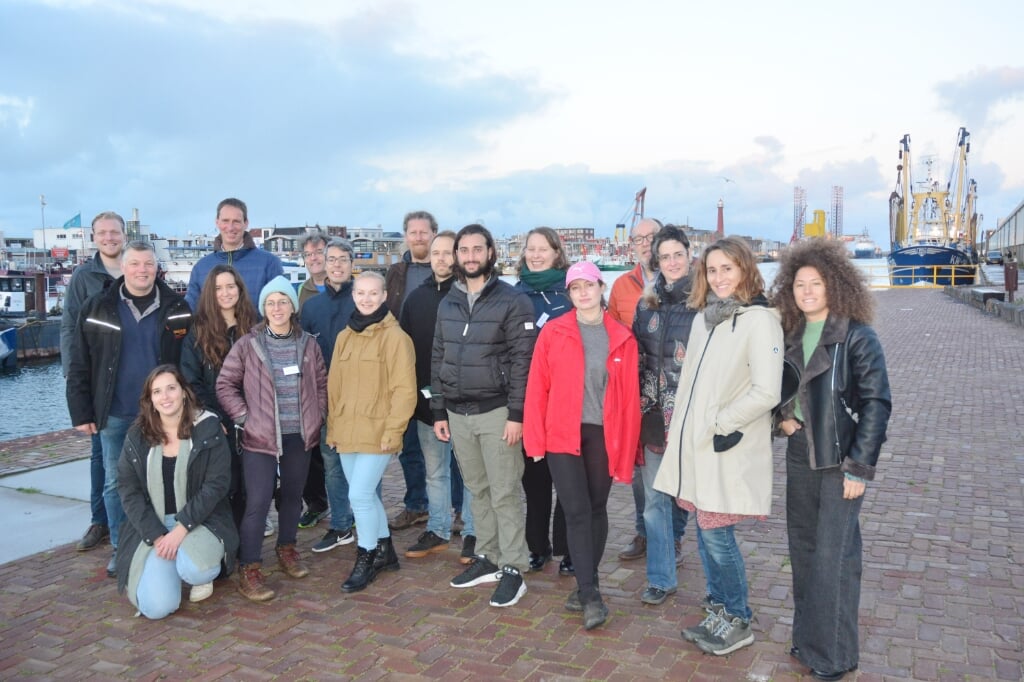 H De complete groep op de IJmuider kaai na een bezoek aan de vismijn en de boomkorkotter GO 22.