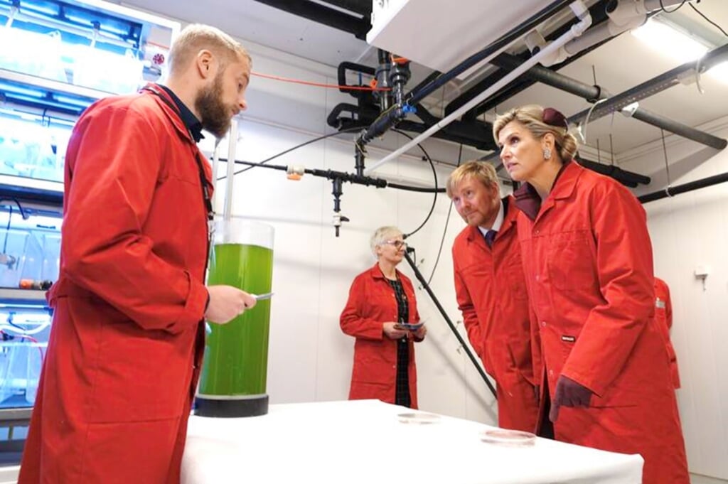 H Koning Willem-Alexander en Koningin Máxima krijgen een rondleiding door het Norwegian Centre voor Plankton Technology tijdens het staatsbezoek aan Noorwegen. (Foto: RVD)