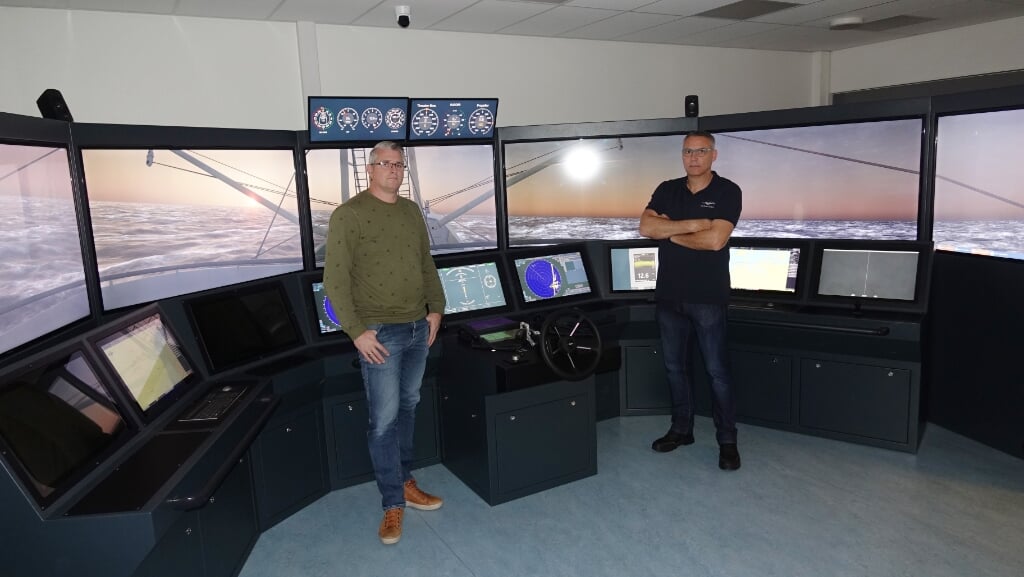 H  Docent Tjeerd de Boer en opleidingscoördinator Pieter Leen Bos bij de compleet nieuwe full mission bridge simulator.