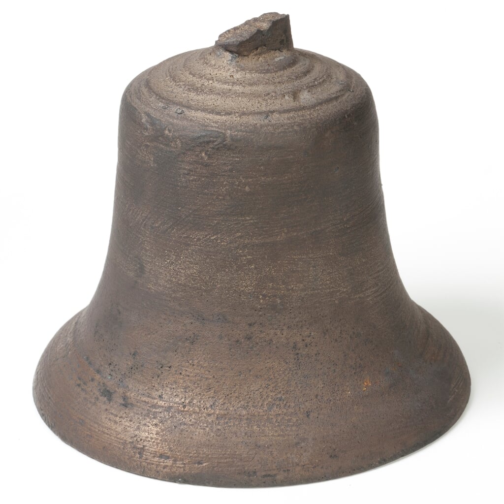 H Kleine bronzen bel of klok, onversierd, mogelijk een tafelbel.