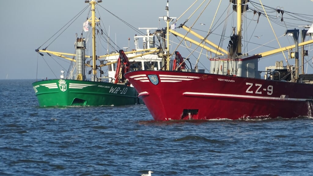 H De WR 10 en ZZ 9 vorige week aan het mosselzaadvissen in het Visjagersgaatje bij Den Oever. (Foto's: Niels Ultzen)