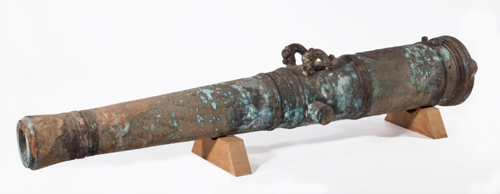 H Bronzen kanon, 24 ponder; met opschrift.