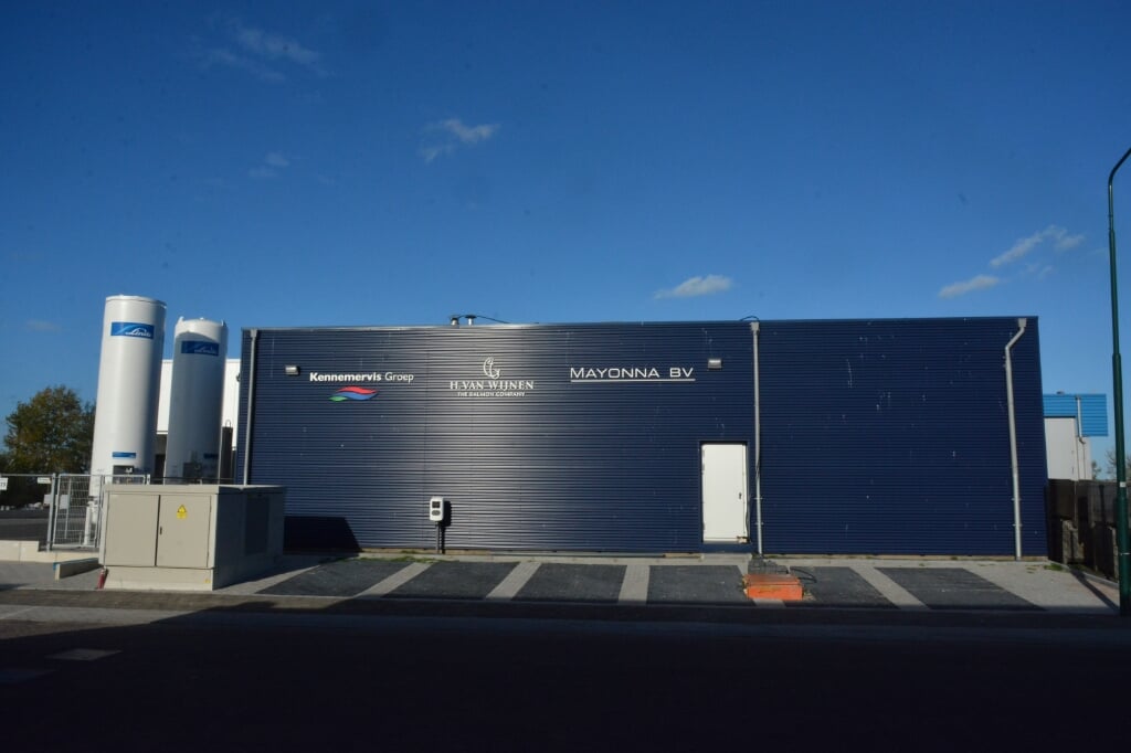 H De nieuw ingerichte zalmfabriek in Spakenburg in een pand van Mayonna/Kennemervis.