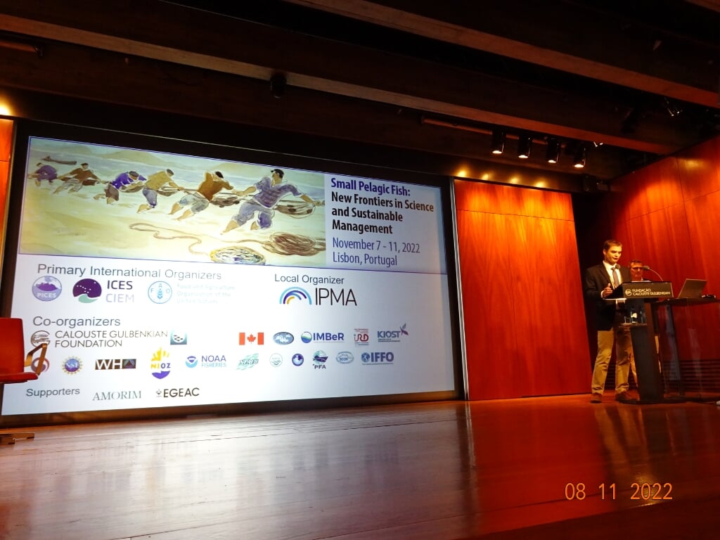 H Opening van het Small Pelagic Fish Symposium door twee van de organisatoren, Ryan Rykaczewski en Ignacio Catalan.