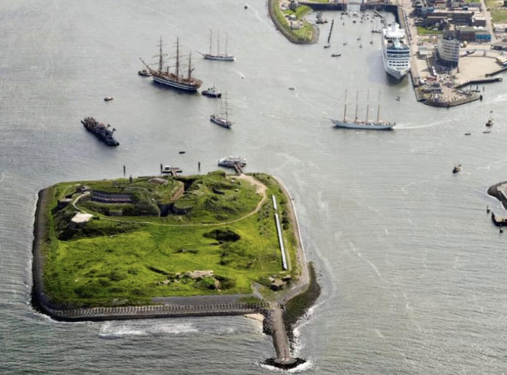 H Forteiland in het havengebied van IJmuiden.