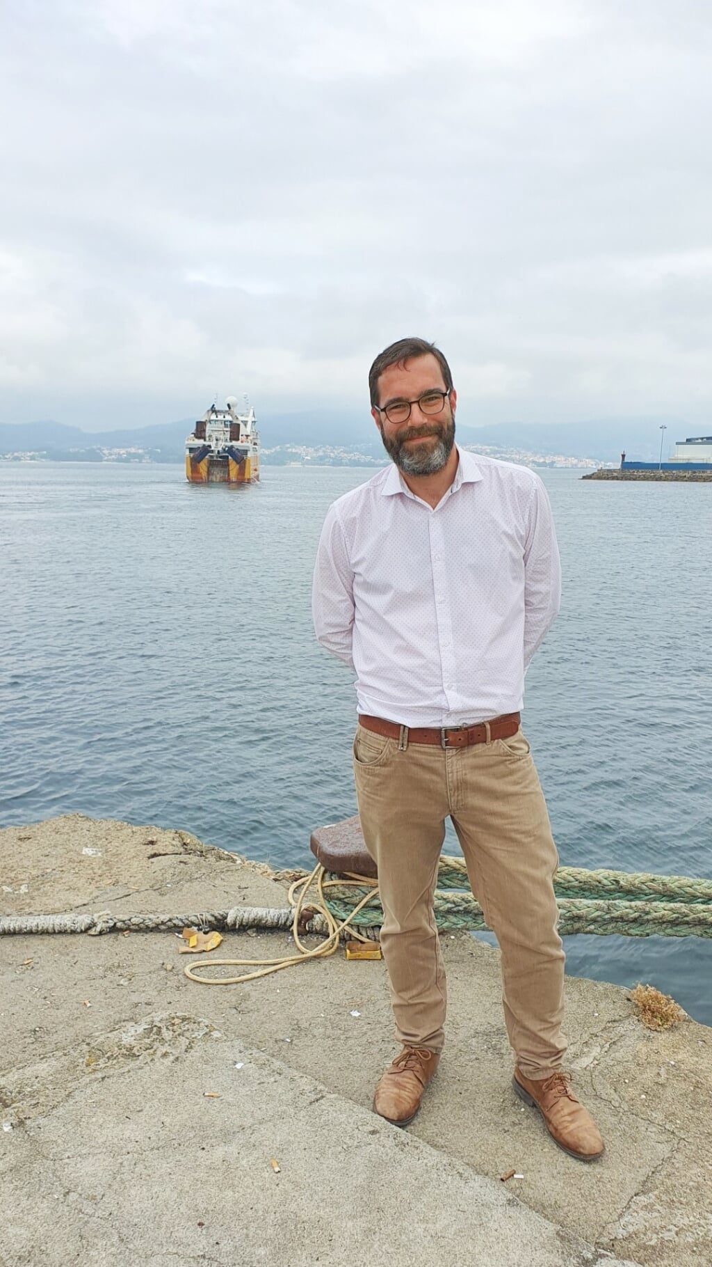 H Ivan Lopez van der Veen aan de haven van Vigo, met op de achtergrond de 'Lodairo'.