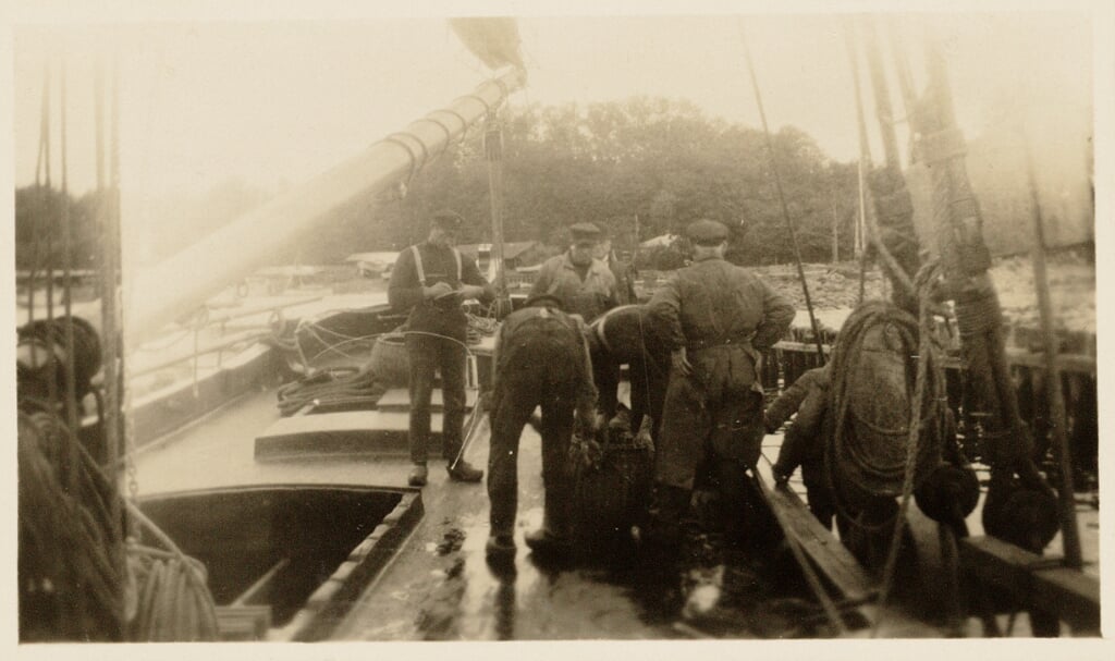 H Bemanning aan boord van de 'Korneliske Ykes' in Humlebaek, Denemarken (1927)