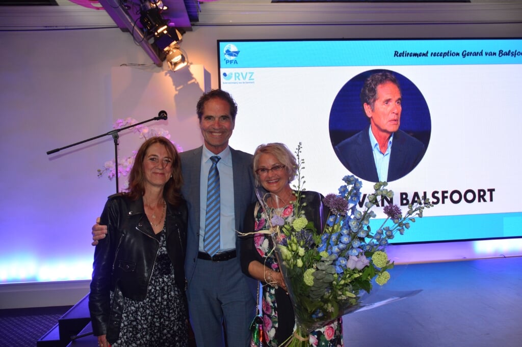H Bloemen voor Gerard van Balsfoort en zijn vrouw Nicky (rechts) uitgereikt door Babette van Krevelen, management assistent RVZ/PFA en secretaris van de PO Redersvereniging voor de Zeevisserij.