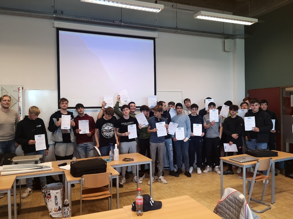 H Een grote groep 15-20 jarige Vlaamse studenten op het Maritiem Instituut Mercator met de certificaten van ProSea Marine Education.
