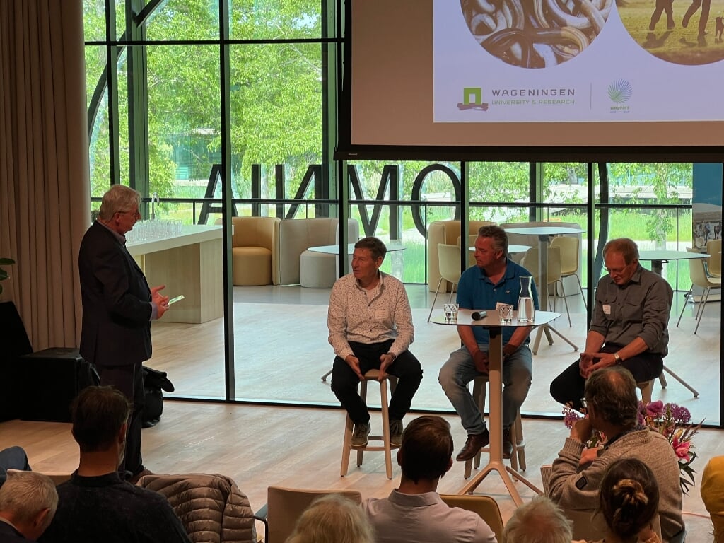H Dagvoorzitter Maarten Mens interviewt de palingvissers (van links naar rechts): Bert Klinkhamer, Jeroen Los en Peter Kooistra.