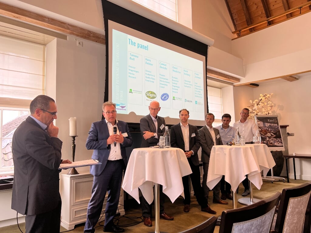 H Het panel, met van links naar rechts moderator Ivan Bartalo, Tammo Bult, Hans Dekker, Camiel Derichs, Geert Hoekstra, Koen Verburg en Frans Zeeman.