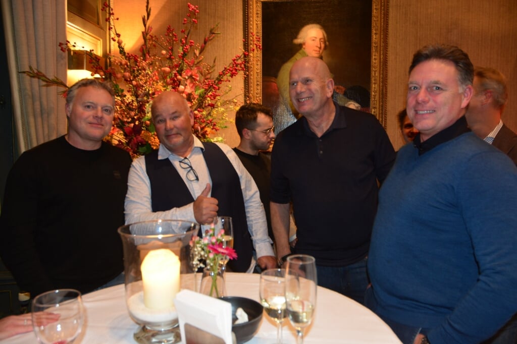 H IJmuiden was goed vertegenwoordigd in Wassenaar. Van links naar rechts Rick Ouwehand (Bertus Dekker), vishandelaar Nico Visser, Henk van der Deijl en Arie Ouwehand (Bertus Dekker).