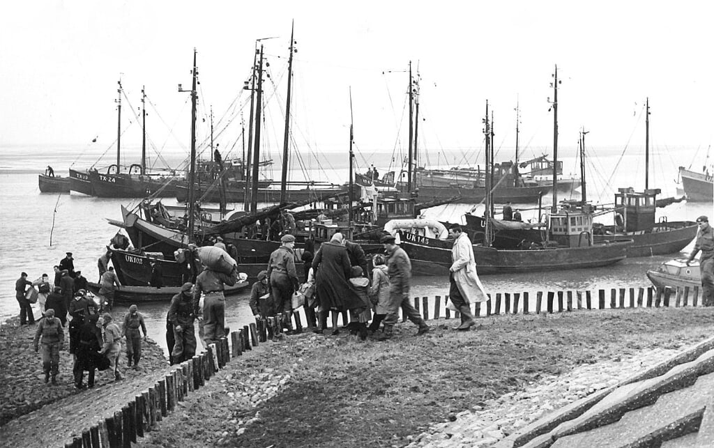 H Urker en Texelse schepen bij Brouwershaven voor evacuatie. (Foto: Beeldbank Watersnoodmuseum)