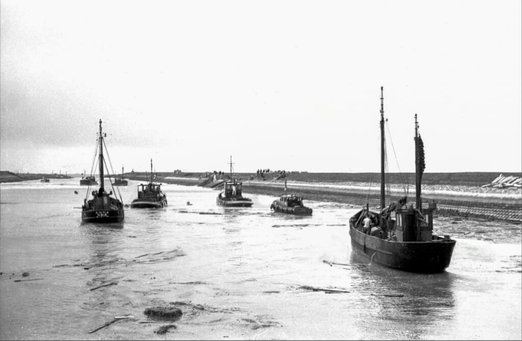 H Urker schepen in het Havenkanaal van Zierikzee.