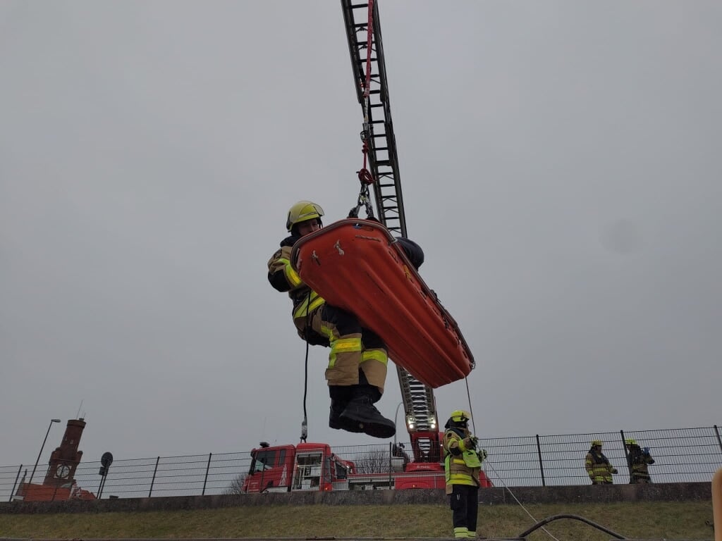H Klaas de Boer wordt door de brandweer van boord gehesen.