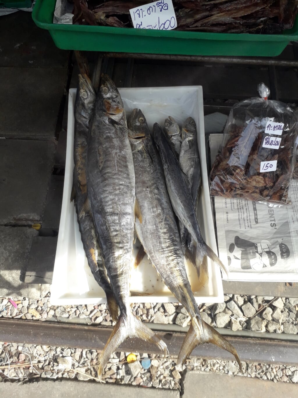 H Gekoeld of niet gekoeld, vis, garnalen en inktvis zie je overal op straat in Bangkok en wordt ook veel gegeten in allerlei vormen: gebakken, gefrituurd of gestoomd en ook in gedroogde vorm of als vissaus