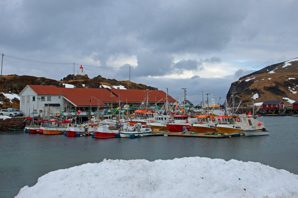 H Het vissersplaatsje Kamoyvaer in het noorden van Noorwegen met vrij nieuwe scheepjes.