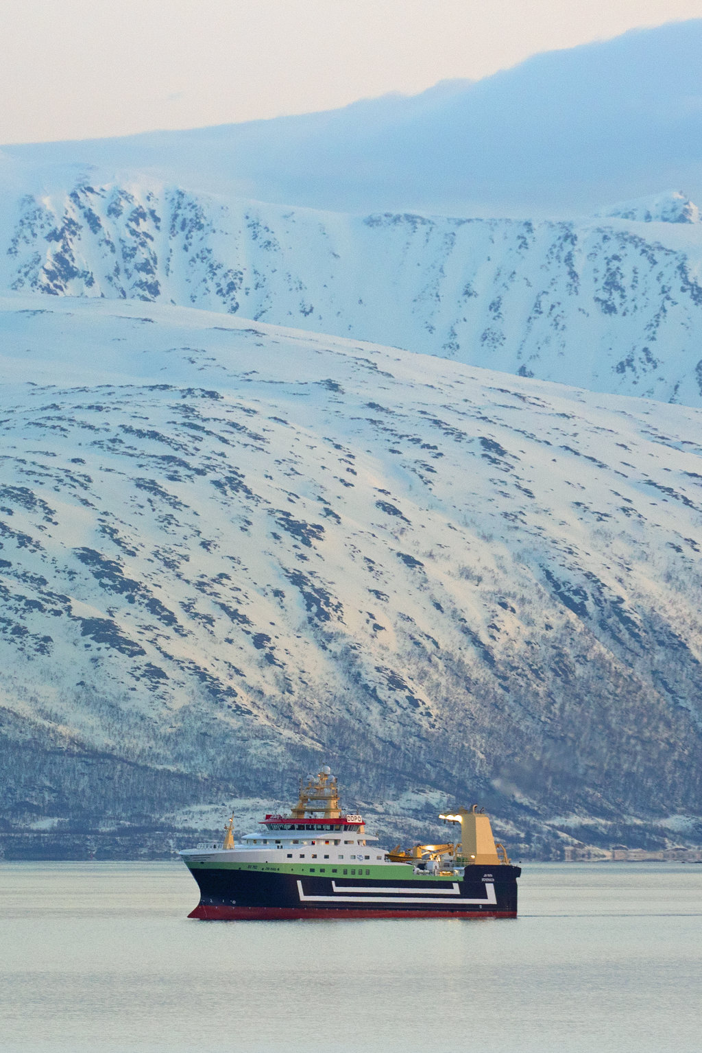H De gloednieuwe 'Jan Maria' van Parlevliet & Van der Plas koerst op de allereerste visserijreis naar Tromsø voor de camera van Hameeteman.