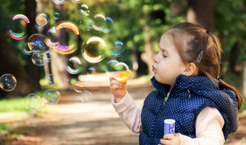 Met bellenblaas vermaken kinderen zich buiten altijd wel en op www.buitenspeeldag.nl zijn nog veel meer speeltips te vinden. | Foto: pixabay
