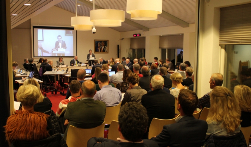 De commissieleden stemmen dit keer niet in de raadszaal in het Bestuurscentrum, maar vergaderen digitaal vanuit hun eigen huis.