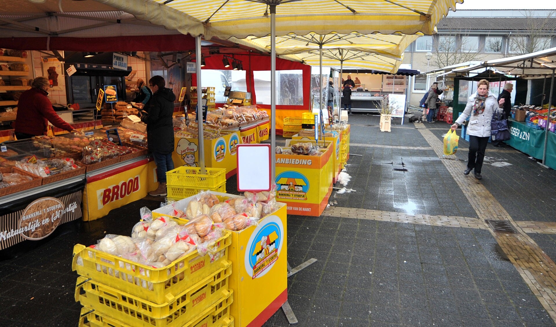 De gemeente wil in gesprek om te kijken of de Voorhoutse weekmarkt verplaatst kan worden naar het plein bij de Bartholomeuskerk. | Foto: archief