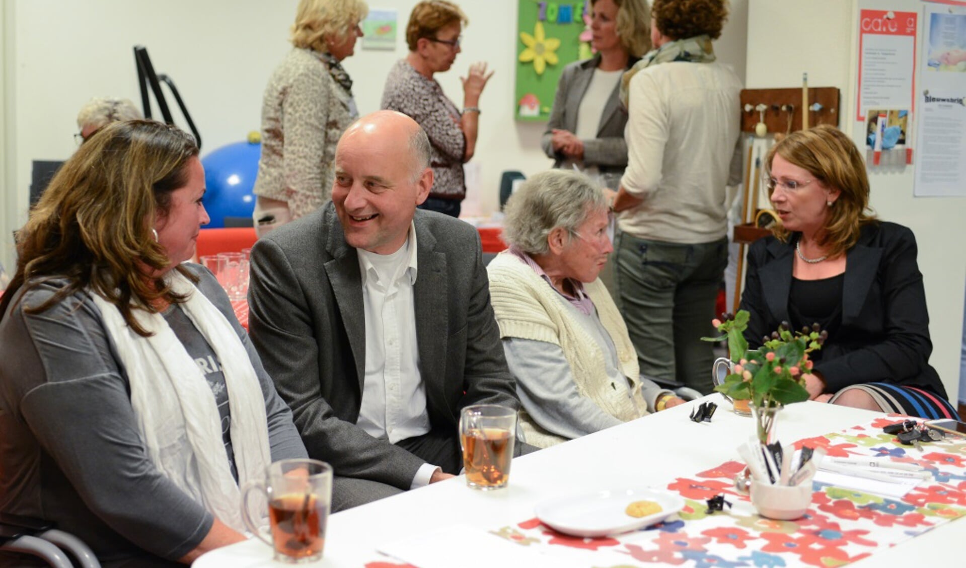 Een archieffoto, burgemeester Breuer en wethouder van Kempen schonken koffie en maakten een praatje in het Alzheimer café. | Foto: PR