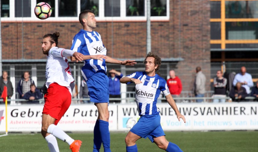 Marios Lomis in luchtduel met Dirk van Leenen en Robert Kooiman van RVVH. | Foto: Ron van der Linden