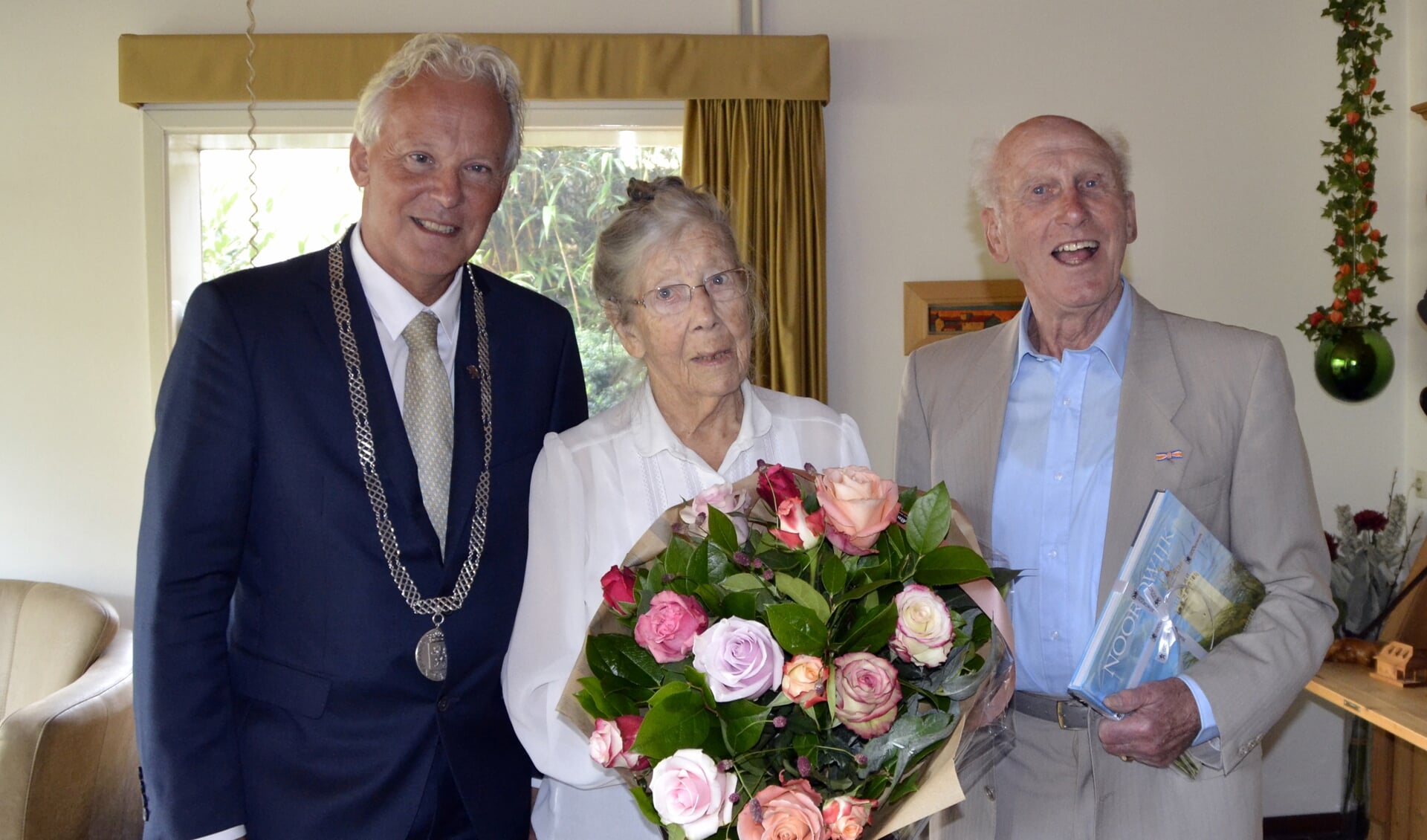 Burgemeester Jan Rijpstra met het 60-jarige bruidspaar Piet en Leny Passchier. | Foto: Joke van der Zanden