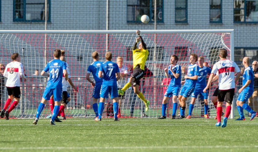 SJC kwam tegen Hoogland vaak genoeg onder druk. Hier met 7 spelers in eigen doelgebied waarbij toch doelman Schelvis redding moet brengen.