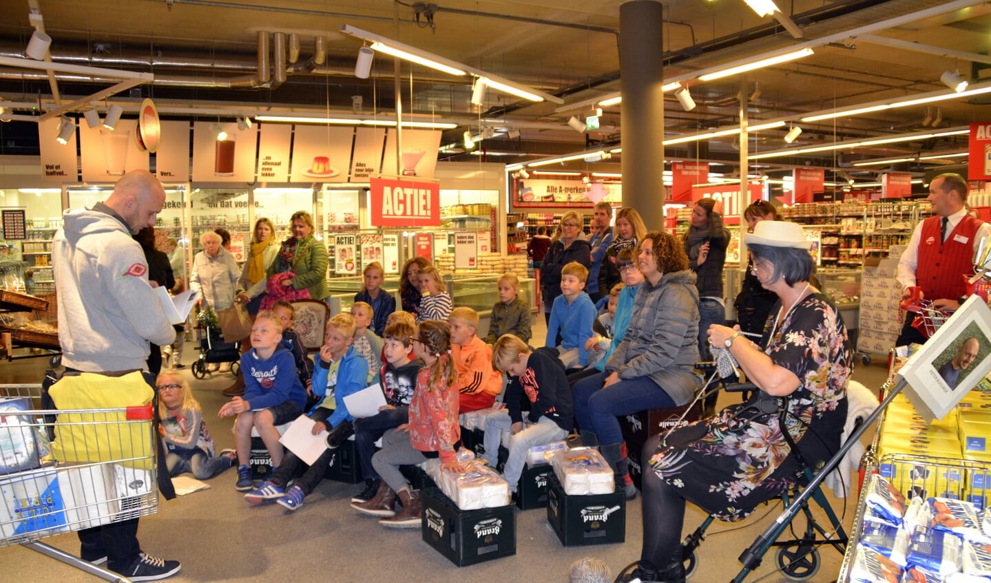 Schrijver Pieter Koolwijk sprak in de Digros met wel 22 kinderen. | Foto: Joke van der Zanden