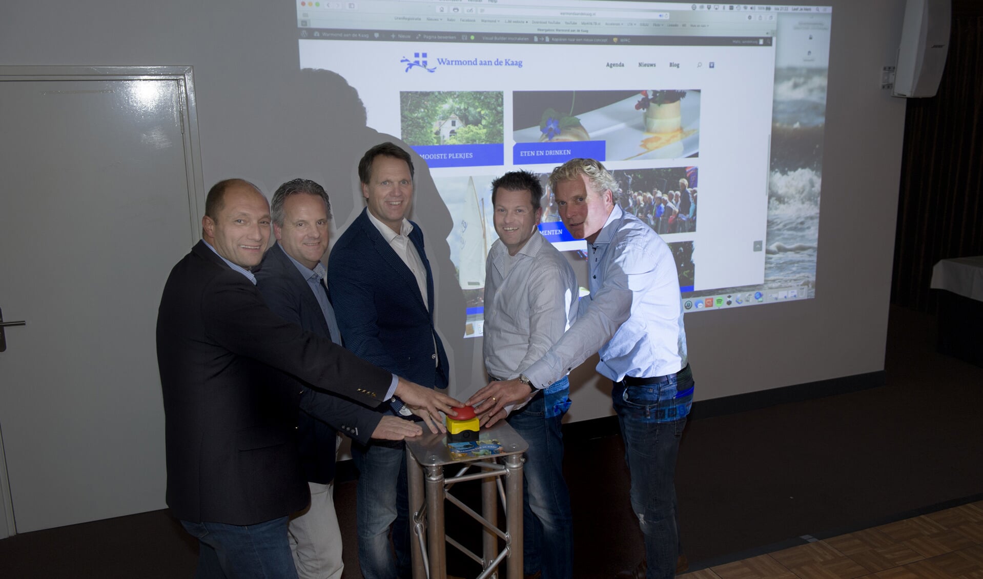 Het bestuur van Stichting Promotie Warmond lanceert www.warmondaandekaag.nl. | Foto: fbps/Peter Schipper