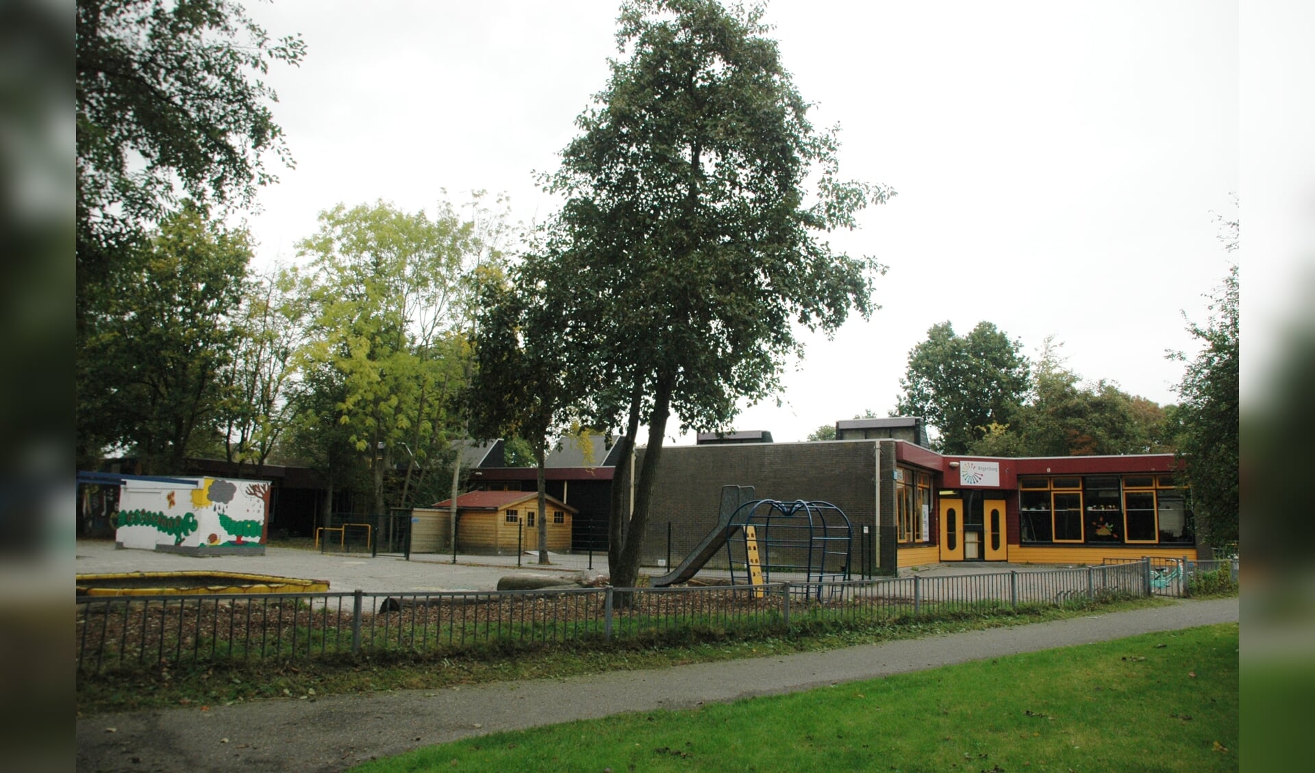 Het scholencomplex aan de Voorhof wordt in de eerste helft van 2017 volledig gerenoveerd.  
