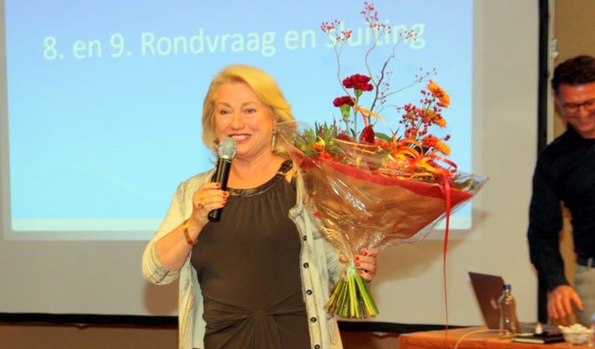 Bloemen voor Marjolijn van der Jagt, namens de NOV voor haar inzet bij 150 Jaar Badplaats. | Foto en tekst: Wim Siemerink