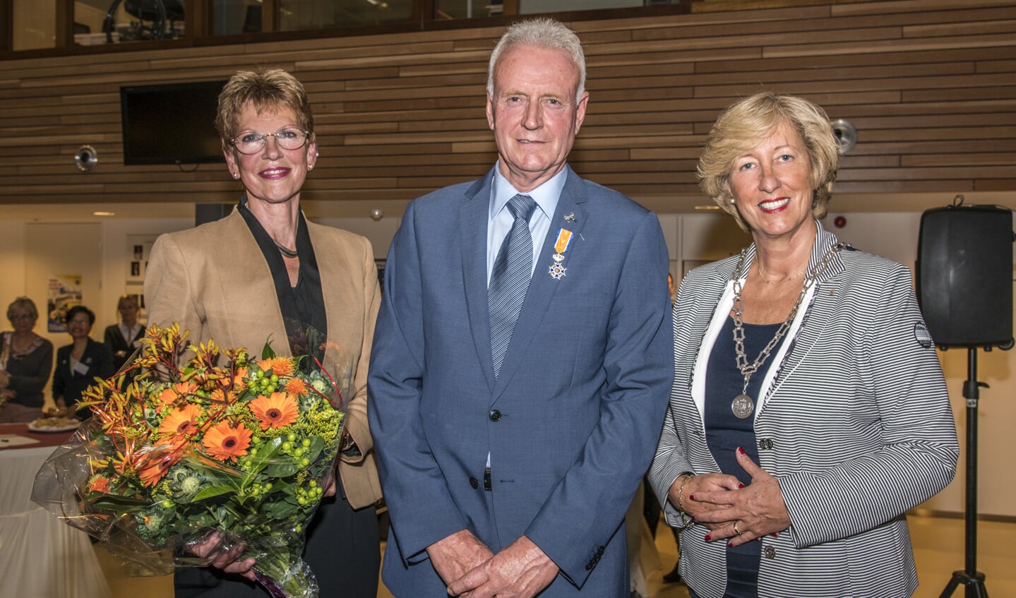 Gijs Goedhart met links van hem zijn vrouw en rechts burgemeester Laila Driessen. | Foto: Buro JP. Kranenburg