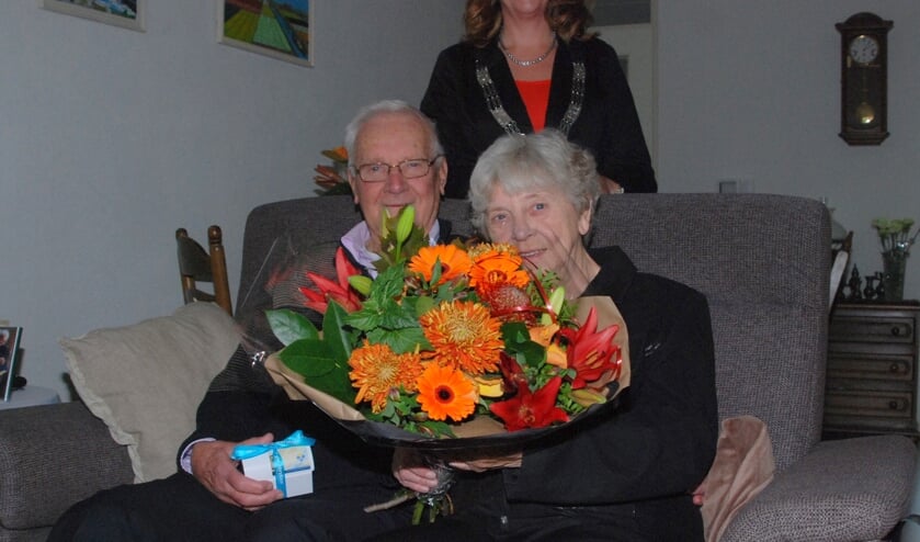 Burgemeester Breuer feliciteert het bruidspaar Vooijs. | Foto: PvK
