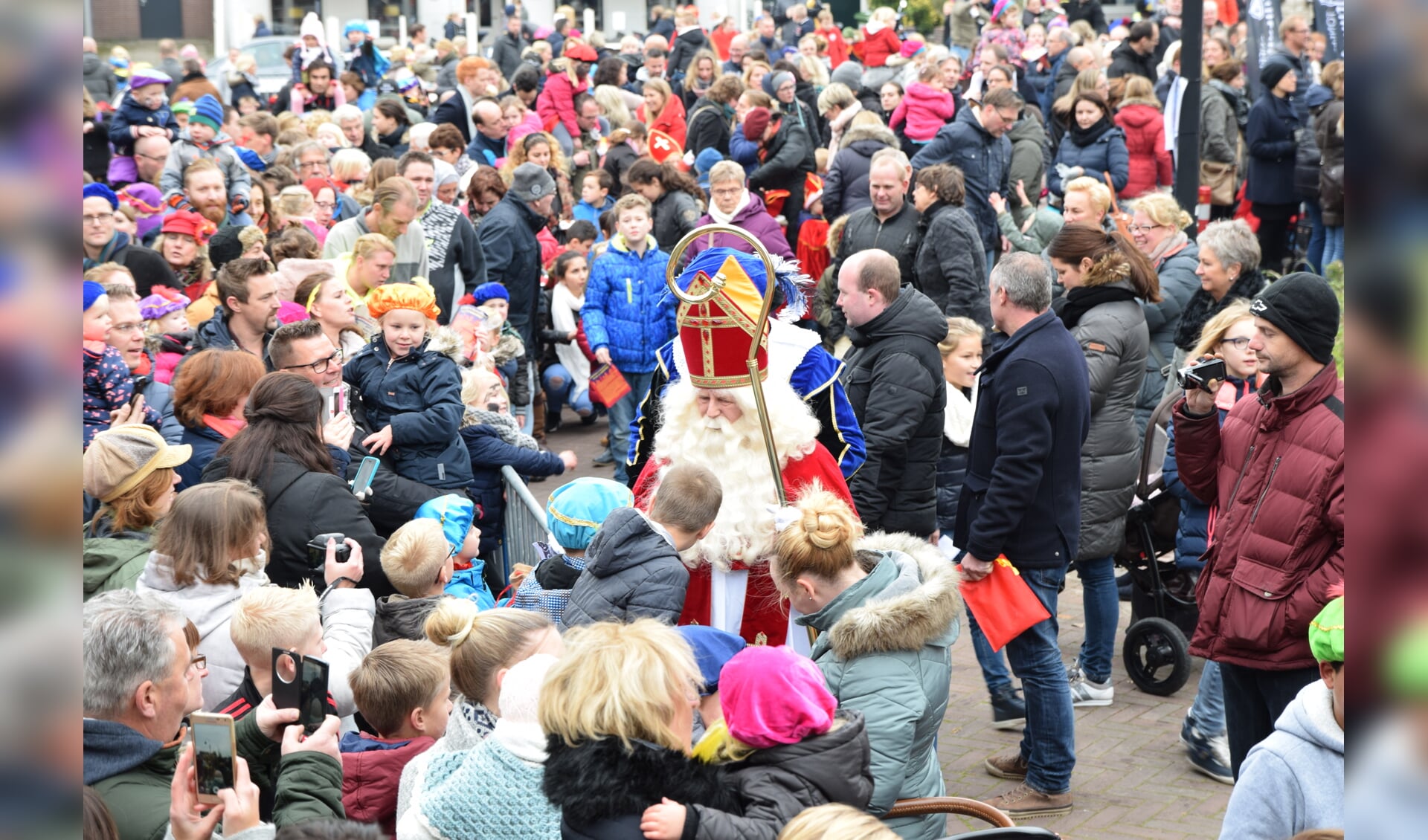 Sint begroet de kinderen op het Kerkplein in Voorhout. | Foto: Esther Luijk