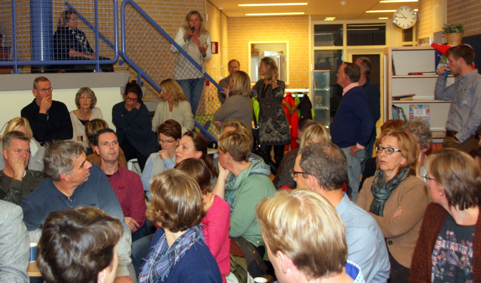 Wethouder Fles zat te midden de wijkbewoners en hoorde daar de angst voor het verlies van leerlingen van de directeur van Hoffeneschool aan. | Foto: Wim Siemerink
