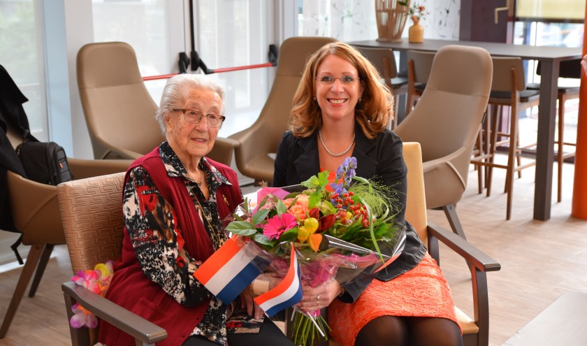 Burgemeester Breuer feliciteert mevrouw Buurman met haar honderdste verjaardag. | Foto: Esther Luijk