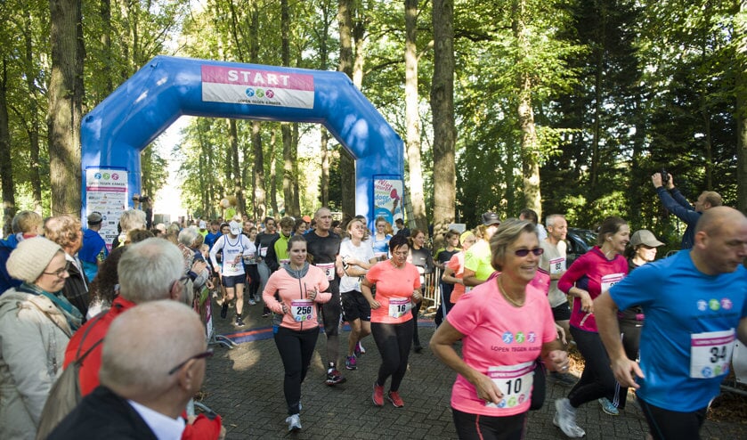 Hardlopers starten op de Bisschopslaan, tijdens Lopen tegen Kanker omgedoopt tot Gerard Kuiperslaan. | Foto: fbps/Peter Schipper
