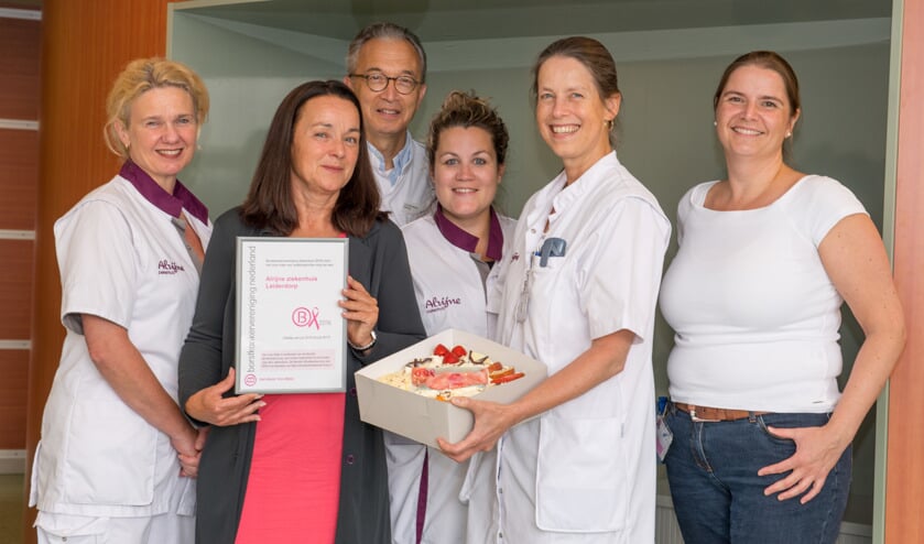 Alrijne Ziekenhuis krijgt het roze lintje overhandigd door Marijke Broekens van Borstkankervereniging Nederland.  