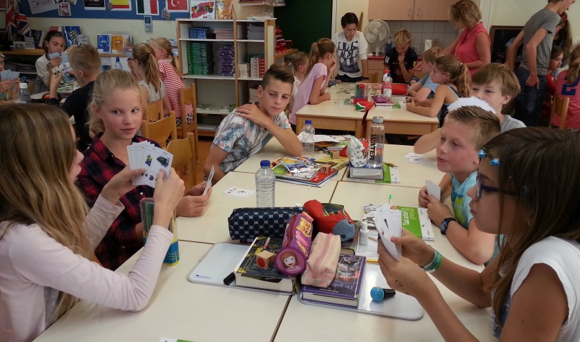 Leerlingen uit klas 2 tvwo spelen spelletjes in het Engels, Duits en Frans met groep 8 op basisschool De Regenboog. | Foto: pr