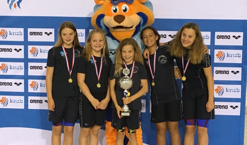 Blije gezichten bij Yente Bouwmeester, Milou Adriaanse, , Noor Frijlink, Kimberly Ruiter en Elise Vink. | Foto: pr