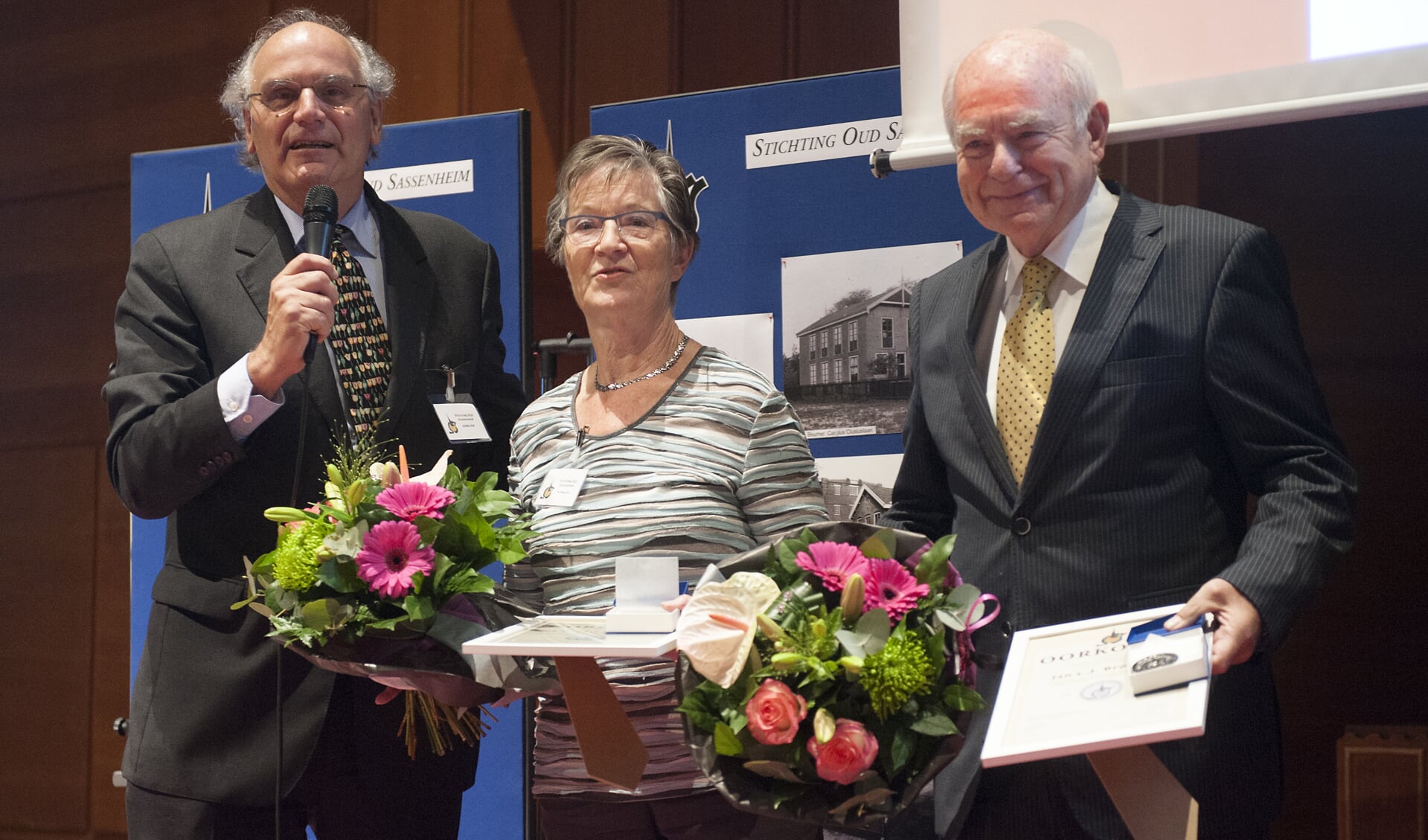 Tiny Waasdorp en Jan Brouwer ontvangen de SOS erepenning van voorzitter Alfred Pop. | Foto: pr.