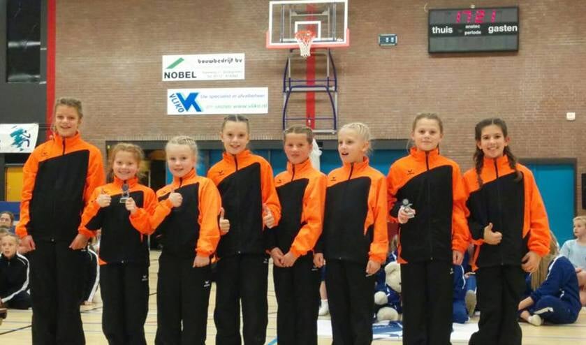 Op de foto: Emma van der Zalm, Eva Bonnet, Robin van Es, Madelief van Mourik, Tess Westerhout, Lenthe vd Heyde, Soomer van der Heyde, Noortje Hoogervorst. | Foto: PR