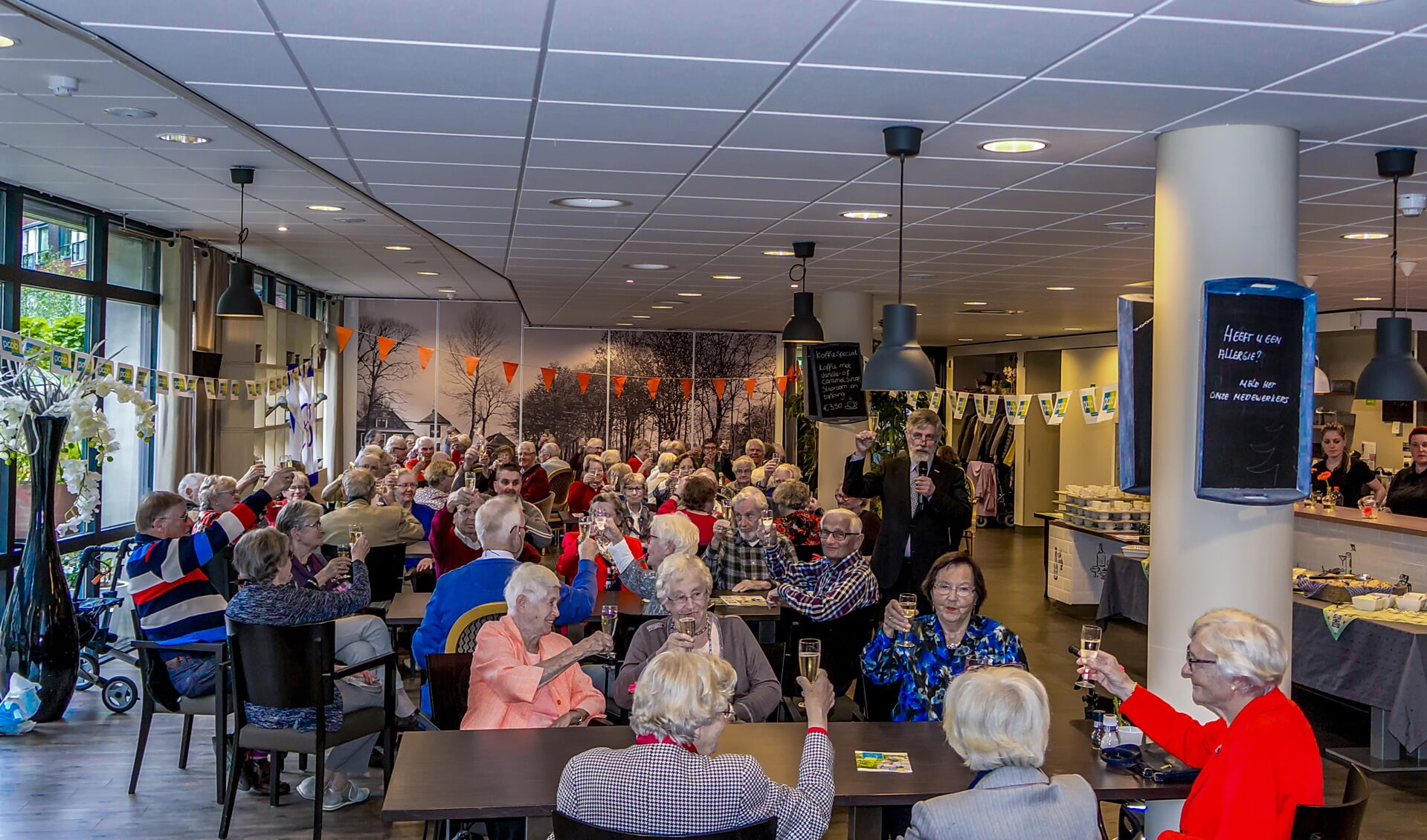Voorzitter Hans Kapteyn (staand) brengt samen met alle aanwezigen een toast uit. | Foto: J.P. Kranenburg