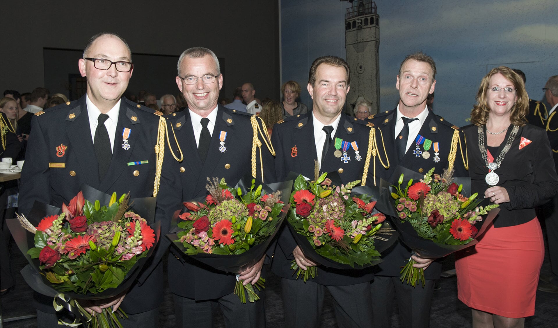Maar liefst vier koninklijke onderscheiding kon burgemeester Breuer uitreiken. | Foto: fbps/Peter Schipper