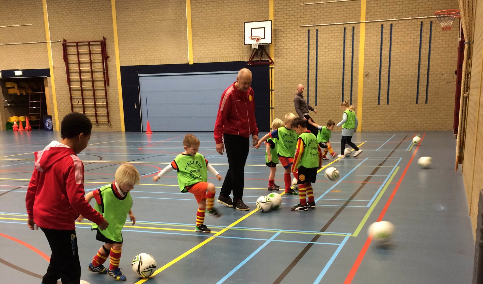 Alle jongens en meisjes van 4 tot en met 6 jaar kunnen dan terecht in sporthal De Wasbeek, om spelenderwijs kennis te maken met de voetbalsport. | Foto: pr.