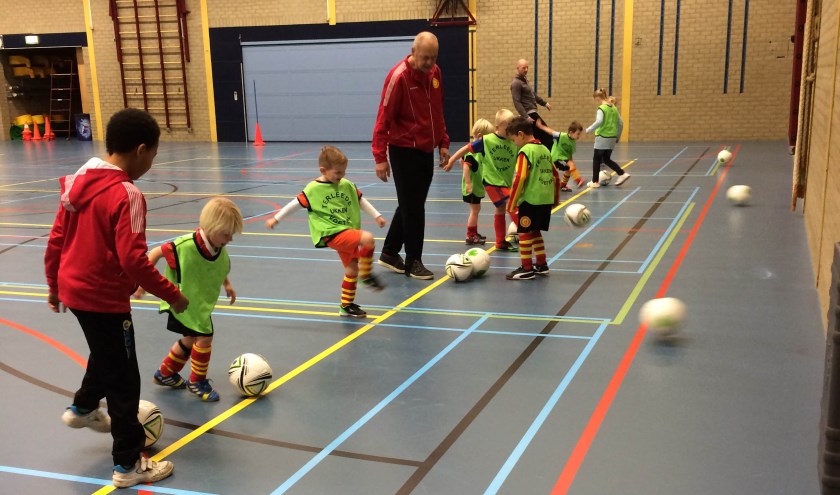 Alle jongens en meisjes van 4 tot en met 6 jaar kunnen dan terecht in sporthal De Wasbeek, om spelenderwijs kennis te maken met de voetbalsport. | Foto: pr.