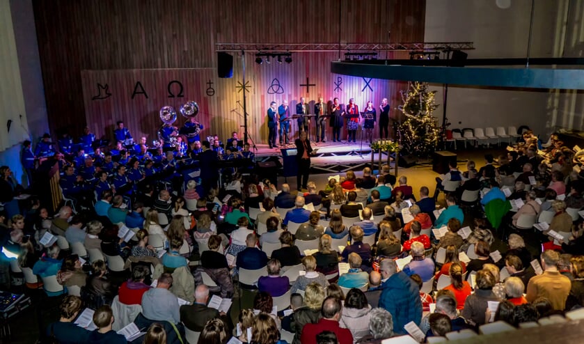 De Scheppingskerk was afgeladen vol tijdens de kerstnachtdienst van de Protestantse Gemeente Leiderdorp. | Foto: J.P. Kranenburg