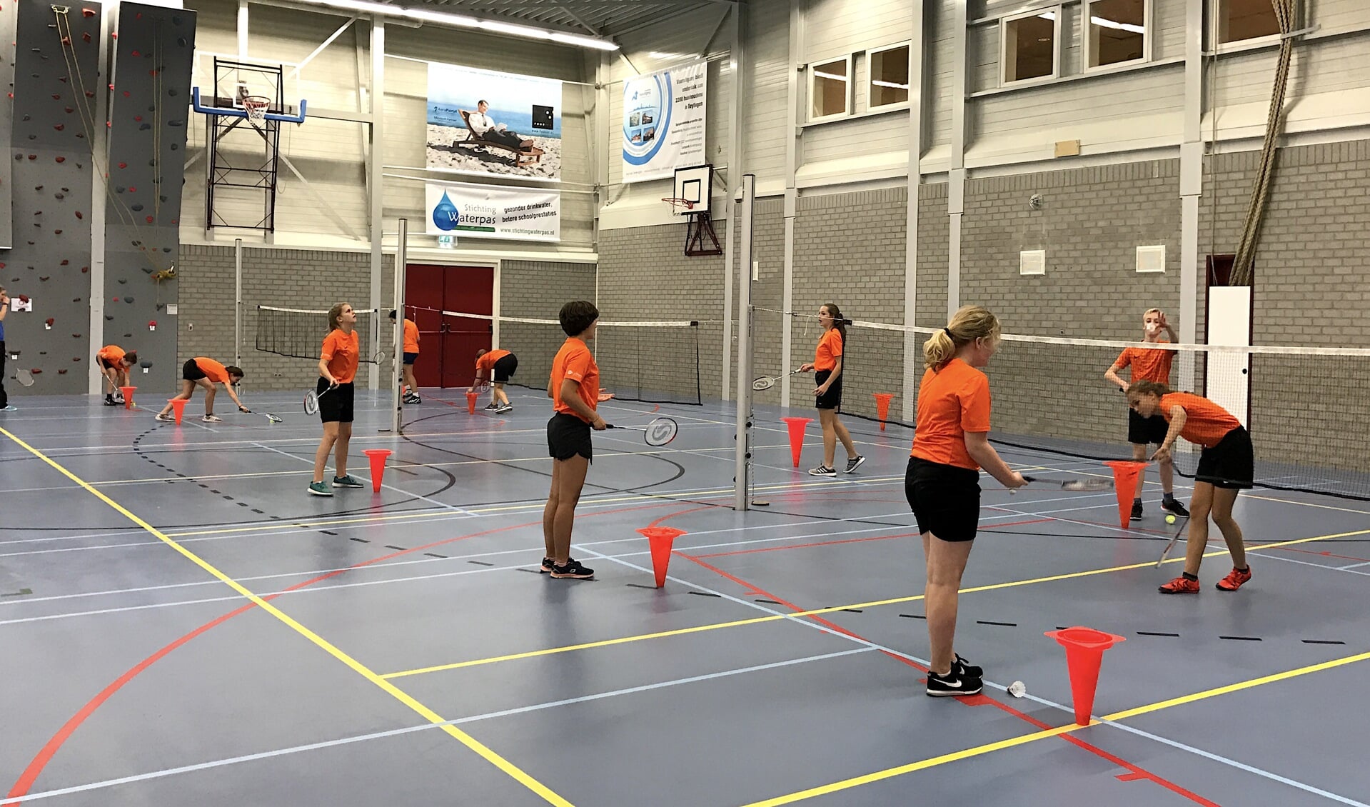 Leerlingen van de sportklas krijgen een professionele badmintontraining. | Foto: pr. 